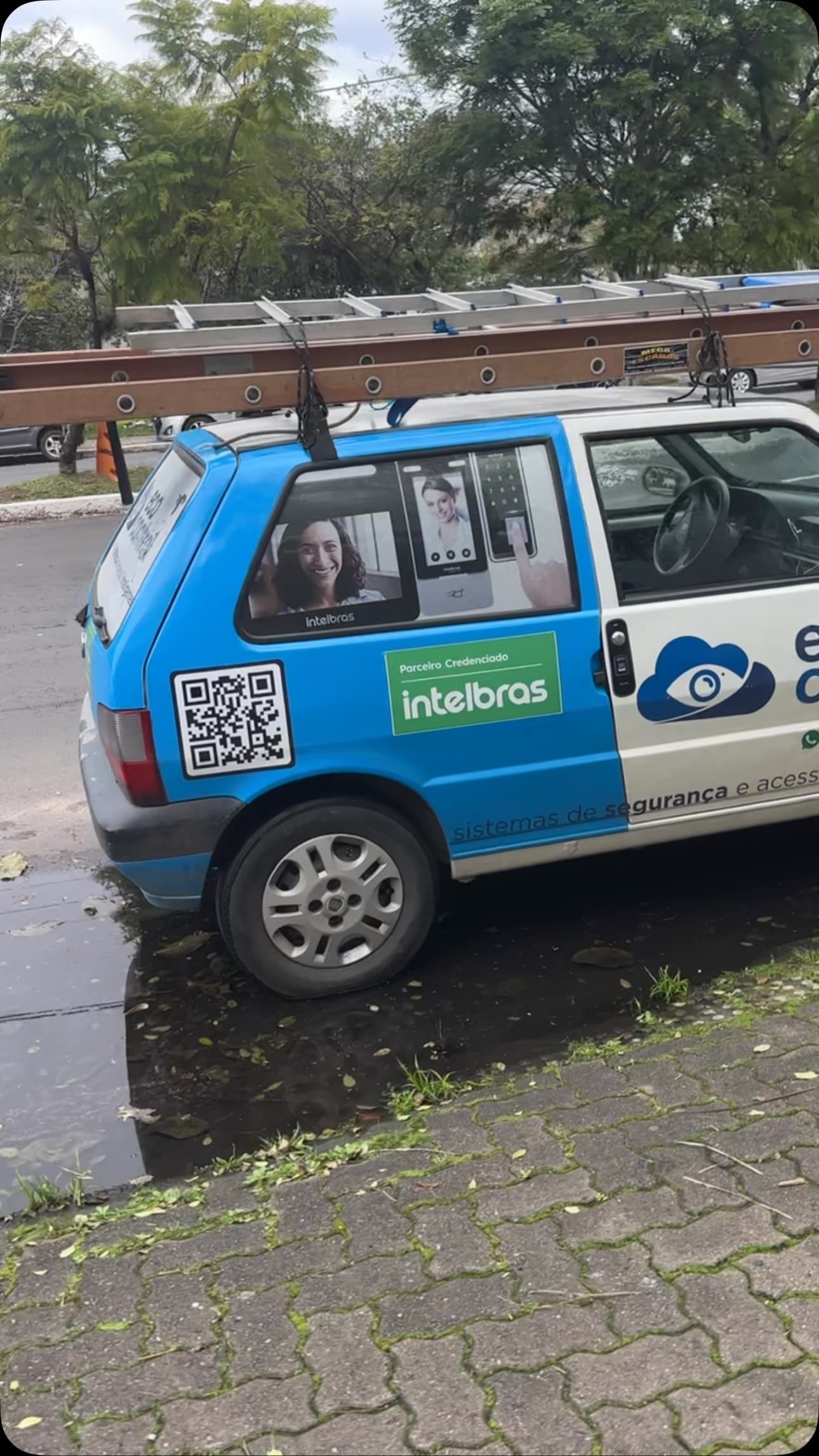 Carro adesivado da EcoControl com o selo de parceiro Intelbras, estacionado em rua de Novo Hamburgo